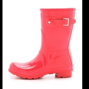 BRAND NEW Hunter original women short gloss rain boots in coral color size 7!